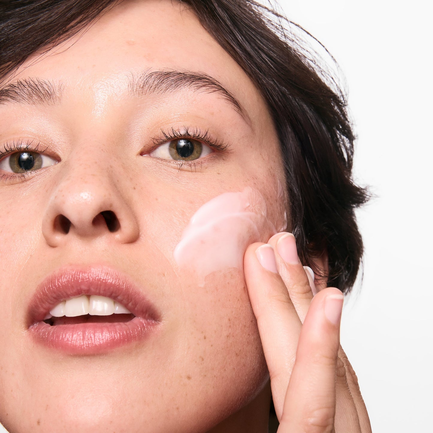 hydrating-cleanser-and-oil-free-moisturizer-duo-h5 01_LYDIA_12_APPLICATION_OMEGA_SUPERSIZE_036_1_8483aad9-c9a3-46f0-b735-539c739306ac.jpg