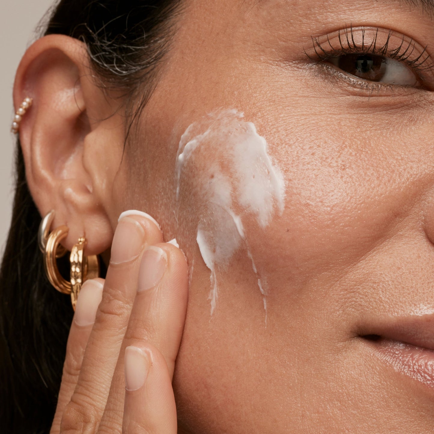 simple-skincare-cleanser-and-ceramide-moisturizer-duo-z3 INKEY_DTC_Bio-ActiveCeramide_Ppage_Model_02_dd0fc443-e441-4e82-ac65-ebe93c1b6365_1.jpg